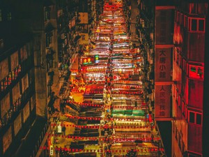 仕事の後、満員電車に揺られながら「身体が、心が、香港を欲している」