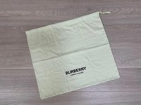 リメイクに使用したBURBERRYのバッグの保存袋／矢崎菜緒さん（@happycars_toyota_y.nao）提供