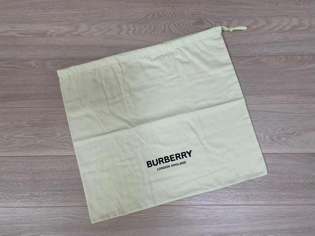 リメイクに使用したBURBERRYのバッグの保存袋／矢崎菜緒さん（@happycars_toyota_y.nao）提供