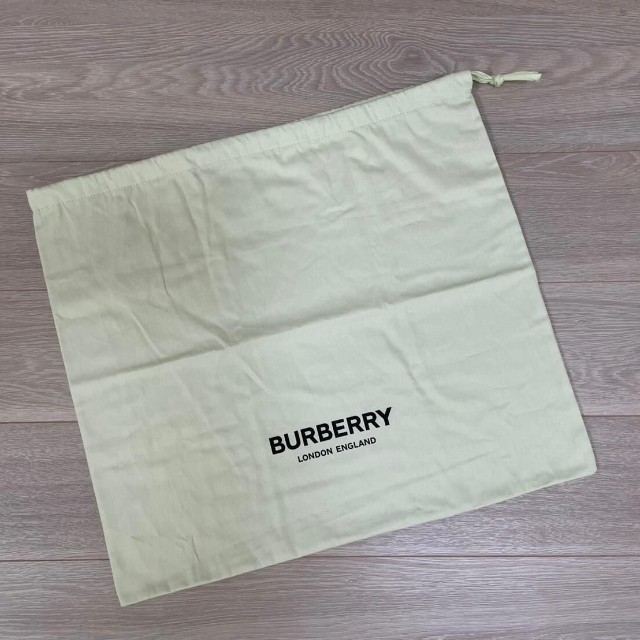 リメイクに使用したBURBERRYのバッグの保存袋／矢崎菜緒さん（@happycars_toyota_y.nao）提供