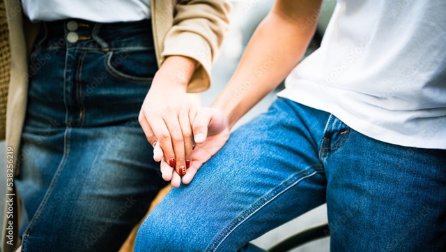 満たされない想いを婚外恋愛に求めている※画像はイメージです(Peak River/stock.adobe.com/)