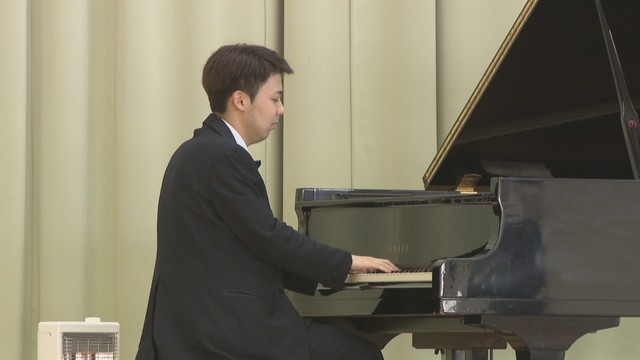 世界的ピアニスト西本裕矢さん(高松市出身)が小学校で演奏　「幸せな時間を過ごしてほしい」　