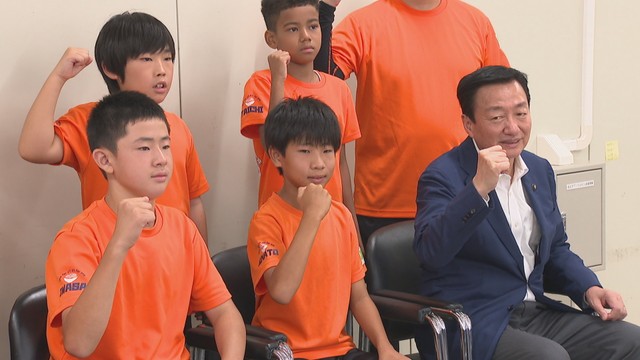 大西市長を表敬訪問したティーボールの小学生チーム