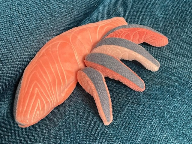 こびとやさんの作品「出産を終えたしゃけが赤ちゃんにお乳をあげているところ」も話題に（画像提供：こびとやさん）