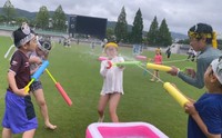 暑さを吹っ飛ばせ　小学生がスタジアムで水鉄砲合戦　岡山市