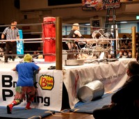 パイプイスの雪崩に飲み込まれるウナギ・サヤカ、攻撃したDASH・チサコ＝24年4・14センダイガールズ後楽園大会