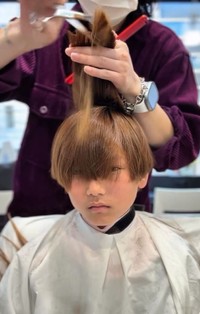 トップの髪を持ち上げ、レイヤーを入れる工程。動きのあるスタイルに仕上げます／横井拓徹さん（@yokkoi_beautician）提供