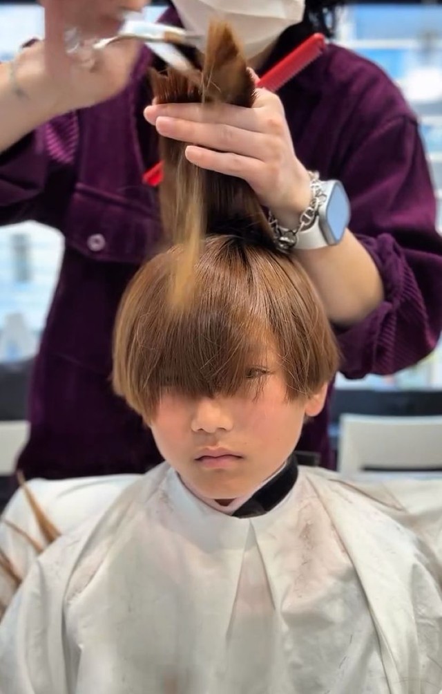 トップの髪を持ち上げ、レイヤーを入れる工程。動きのあるスタイルに仕上げます／横井拓徹さん（@yokkoi_beautician）提供
