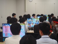 「－パワフルプロ野球－第2回ハルカスカップ」ゲームに熱中する参加者＝大阪・あべのハルカス