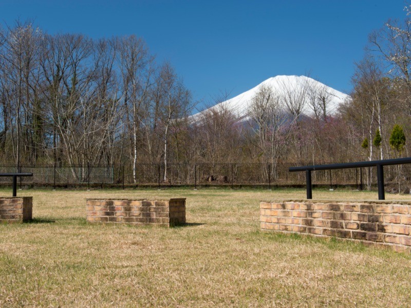 約800㎡の広々としたドッグラン。晴れた日は雄大な富士山を間近に眺めることができる抜群のロケーション。
