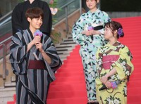 　鈴鹿央士（左）の天然ボケトークを見守る橋本環奈＝東京・ＴＯＨＯシネマズ六本木ヒルズ（撮影・伊藤笙子）