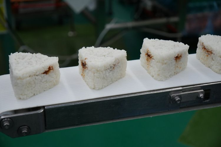 中国・北京の工場で製造されている「和牛焼肉」味のおにぎり。ご飯から具が少しあふれている
