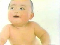 「赤ちゃん夜泣きで困ったな」の歌が流れていた「樋屋奇応丸」のＣＭの一場面（樋屋製薬提供）
