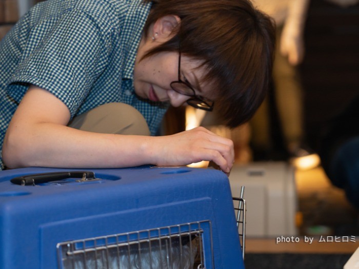 アニマルハートレスキューの代表　山本りつこさん。1頭1頭の無事を確かめます