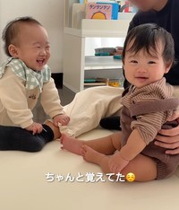 兄の笑顔を見て、妹もニコッ！（提供：＠haruhina_twins_さん）
