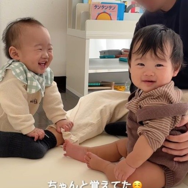 兄の笑顔を見て、妹もニコッ！（提供：＠haruhina_twins_さん）

