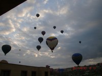 地震の恐怖を感じないようにと、現地では気球にも乗らせてもらった。