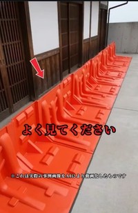 浸水被害を減らすため、日本のフジ鋼業が開発した簡易型止水板「Flood Guard（フラッドガード）」（※実際の事例画像をAIにより動画化したもの）（フジ鋼業提供、Instagramよりキャプチャ撮影）