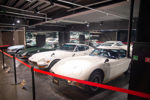 奥からジャガーEタイプ、日産フェアレディZ432、トヨタ2000GT