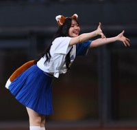 きつねダンスを披露する鈴木愛理＝エスコンフィールド