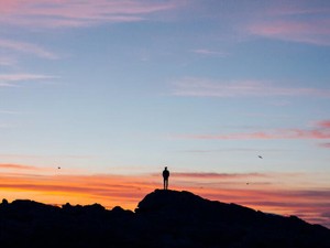 初日の出を待つ。あの山の頂上に、会ってはいけない彼がきっといる