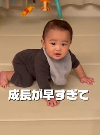 ハイハイしながらジャンプ…！？自慢げな表情♡（提供：＠8131taishoさん）
