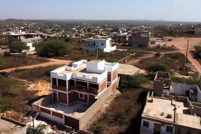 バジさんたちが建設中の土れんがを使った家＝2023年12月27日、セネガル西部、シェイク・サイ撮影