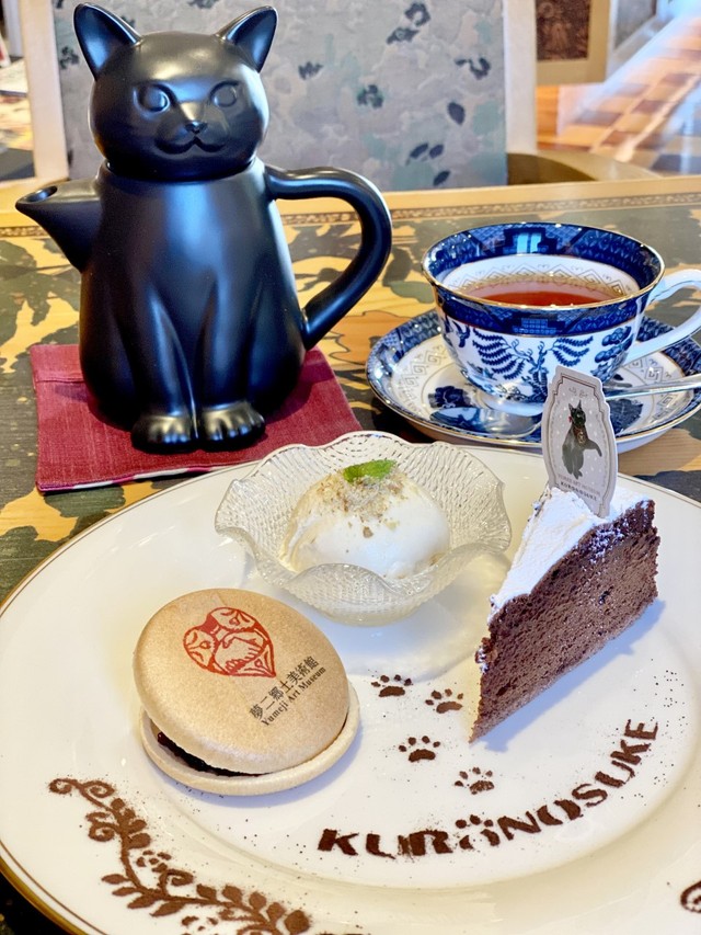 ３種類のスイーツ。紅茶は黒猫のポットで楽しめる