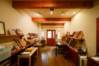 アンリュウリコーダーギャラリー。工場直結の、落ち着いたシックな空間です。