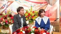 (左から)MCの藤井隆と井上咲楽＝「新婚さんいらっしゃい！」ⓒABCテレビ
