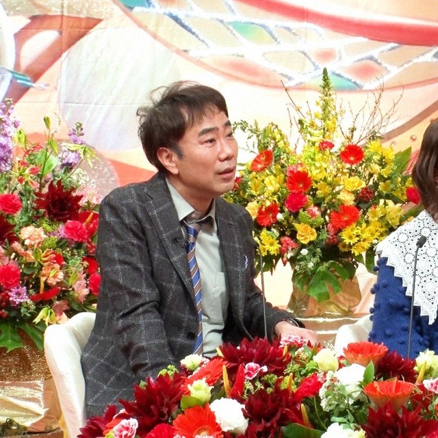 (左から)MCの藤井隆と井上咲楽＝「新婚さんいらっしゃい！」ⓒABCテレビ