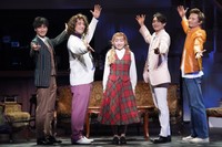 左から後上翔太、酒井一圭、ルーシー役の谷花音、白川裕二郎、岩永洋昭（撮影：田中亜紀）