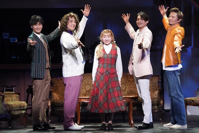 左から後上翔太、酒井一圭、ルーシー役の谷花音、白川裕二郎、岩永洋昭（撮影：田中亜紀）