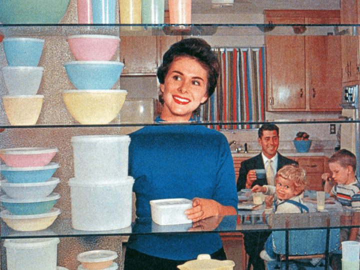 20世紀に爆発的に広まったプラスチックは、人びとの感覚を大きく変化させた素材のひとつ。1950年代からは「タッパーウェア」も広まった（写真は1958年のタッパーウェアの広告 Steinmetz collection, State Archives of Florida, Florida Memory）