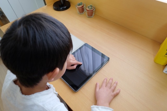 リプライ欄には「タブレットを使いこなす方が大切」の意見もあった（photoACより「AKO110」さん撮影、イメージ画像）