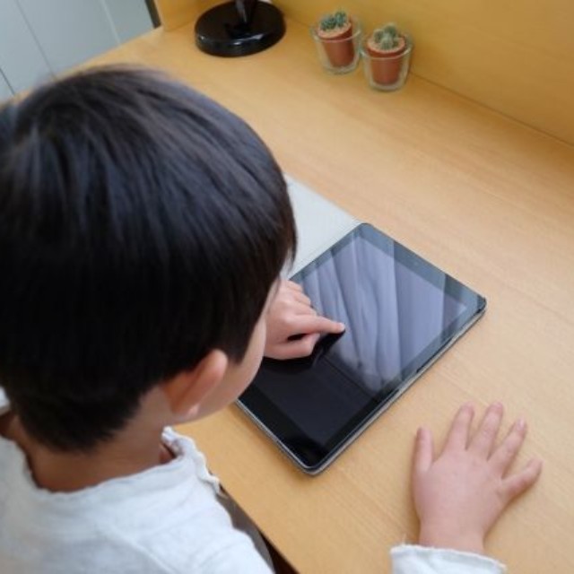 リプライ欄には「タブレットを使いこなす方が大切」の意見もあった（photoACより「AKO110」さん撮影、イメージ画像）