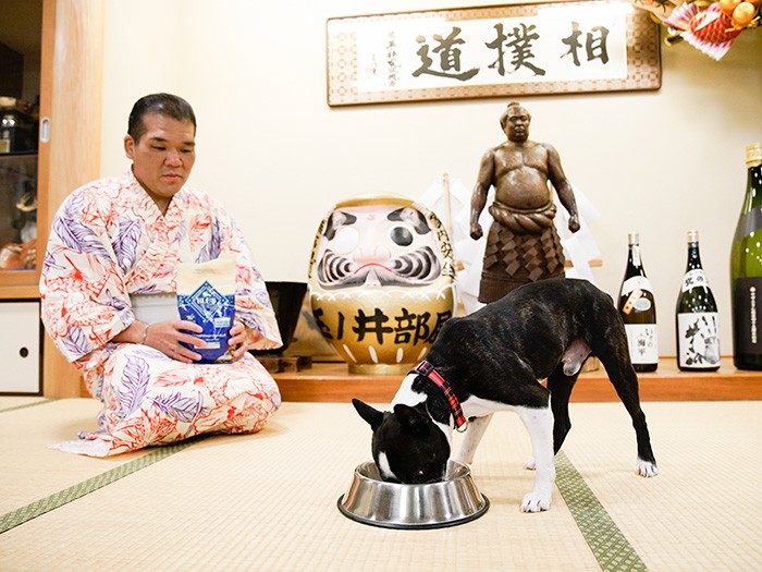 ごはん中も足はピン！　立ち姿も食べっぷりも男らしい！