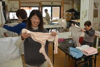 洗濯物をたたむ山田順子さん（手前左）と豊島佐智子さん（右端）。二人は「ジュンちゃん」「サッちゃん」と呼び合う＝久御山町栄・ＡＣＷＡ　ＢＡＳＥ