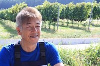 ワイナリー醸造責任者の鷹野さん。夜眠る前にはYouTubeの猫動画に癒されているそう