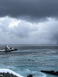 海岸に近い海の色が鮮やかに