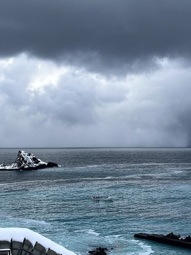 海岸に近い海の色が鮮やかに