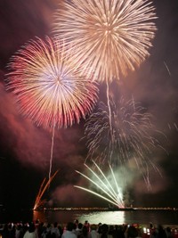 海の上に設置された台船から花火師が打ち上げる大輪の花火が夜空いっぱいに（提供：りんくう花火実行委員会）
