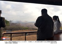 11月18日に行われた新型大陸間弾道ミサイル（ICBM）「火星17」の試験発射を娘と共に視察する金正恩朝鮮労働党総書記