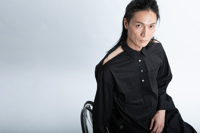 襟元を面ファスナーで固定する構造のトップス／小川修史　NextUD LAB.さん（@OgawaHisashi）提供