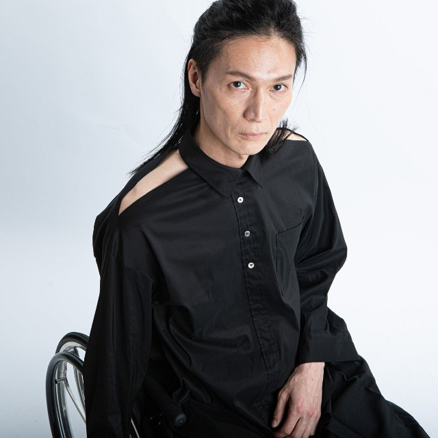 襟元を面ファスナーで固定する構造のトップス／小川修史　NextUD LAB.さん（@OgawaHisashi）提供
