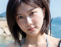 清水麻璃亜1st写真集（©KADOKAWA／撮影：佐藤佑一）