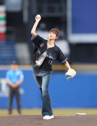始球式に臨むLE SSERAFIMのHONG EUNCHAE＝ZOZOマリンスタジアム