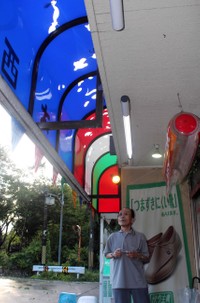 「こぶし大」のひょうによって被害を受けた民家のプラスチック製の日よけ（２０１４年６月、京都府京丹波町下山）
