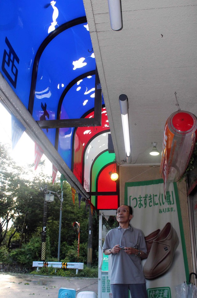 「こぶし大」のひょうによって被害を受けた民家のプラスチック製の日よけ（２０１４年６月、京都府京丹波町下山）
