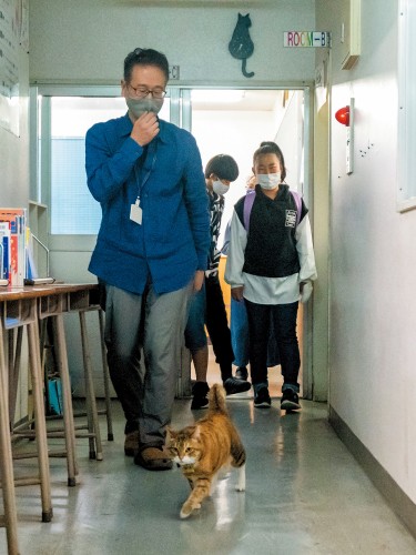 授業を終えた一同の先頭に立ち、得意げに出口まで案内する